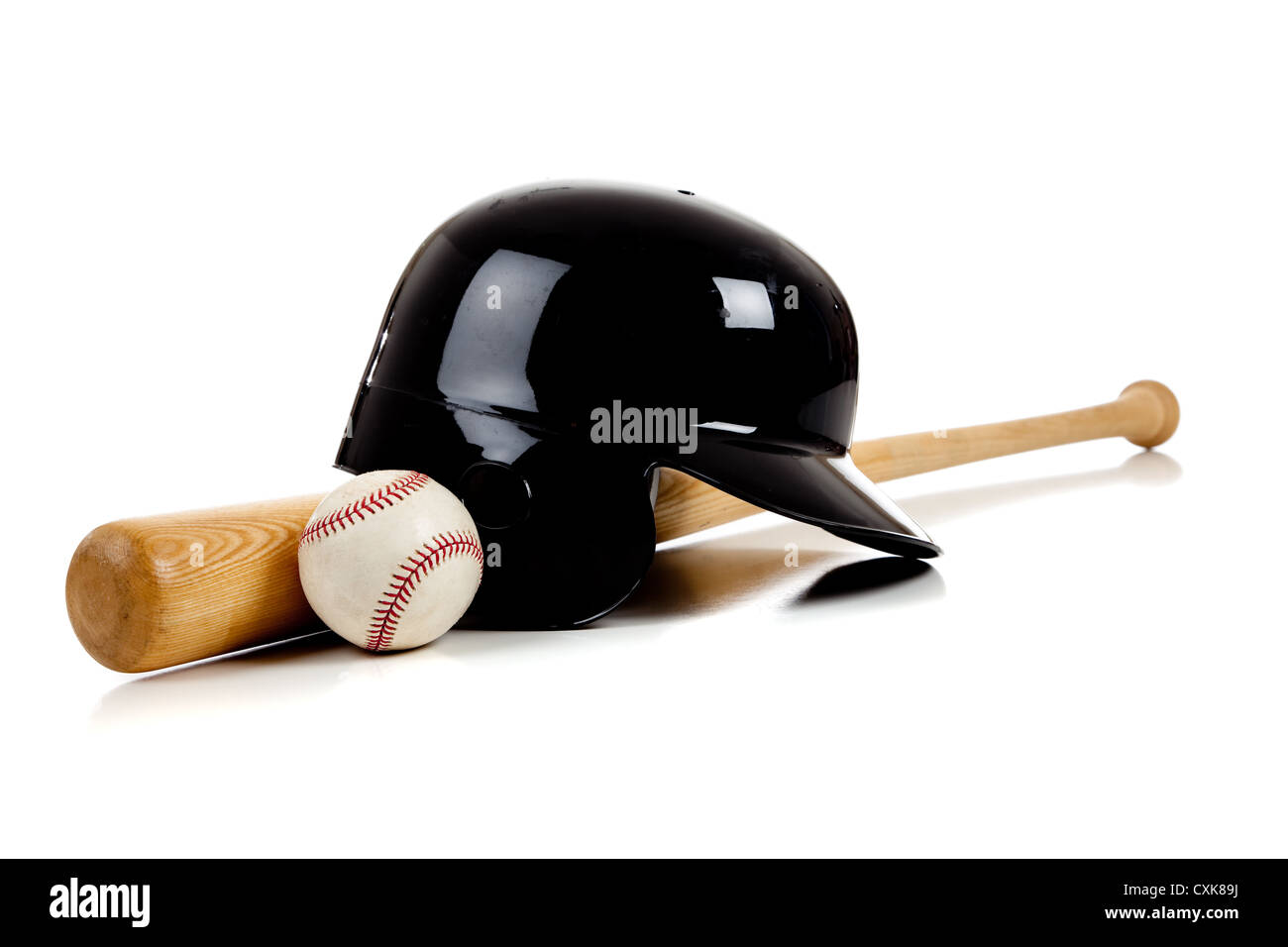 Baseball-Helm, Ball und Schläger auf einem weißen Hintergrund Stockfoto