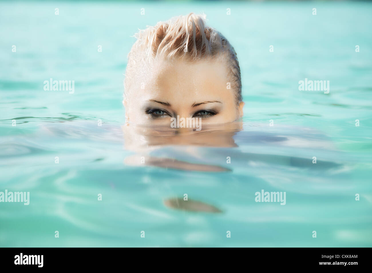 Sommer-Porträt von attraktiven Frau im Wasser Stockfoto