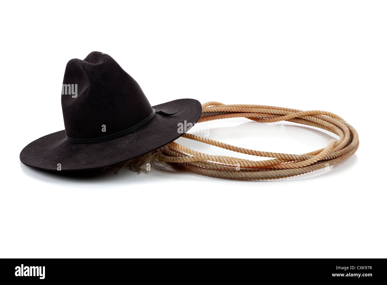 Schwarzer Cowboy-Hut und Lasso auf weißem Hintergrund Stockfoto