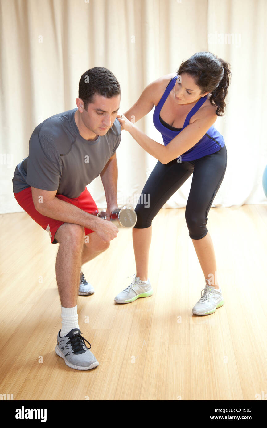 Ein Mann arbeitet mit einem weiblichen personal Trainer. Stockfoto
