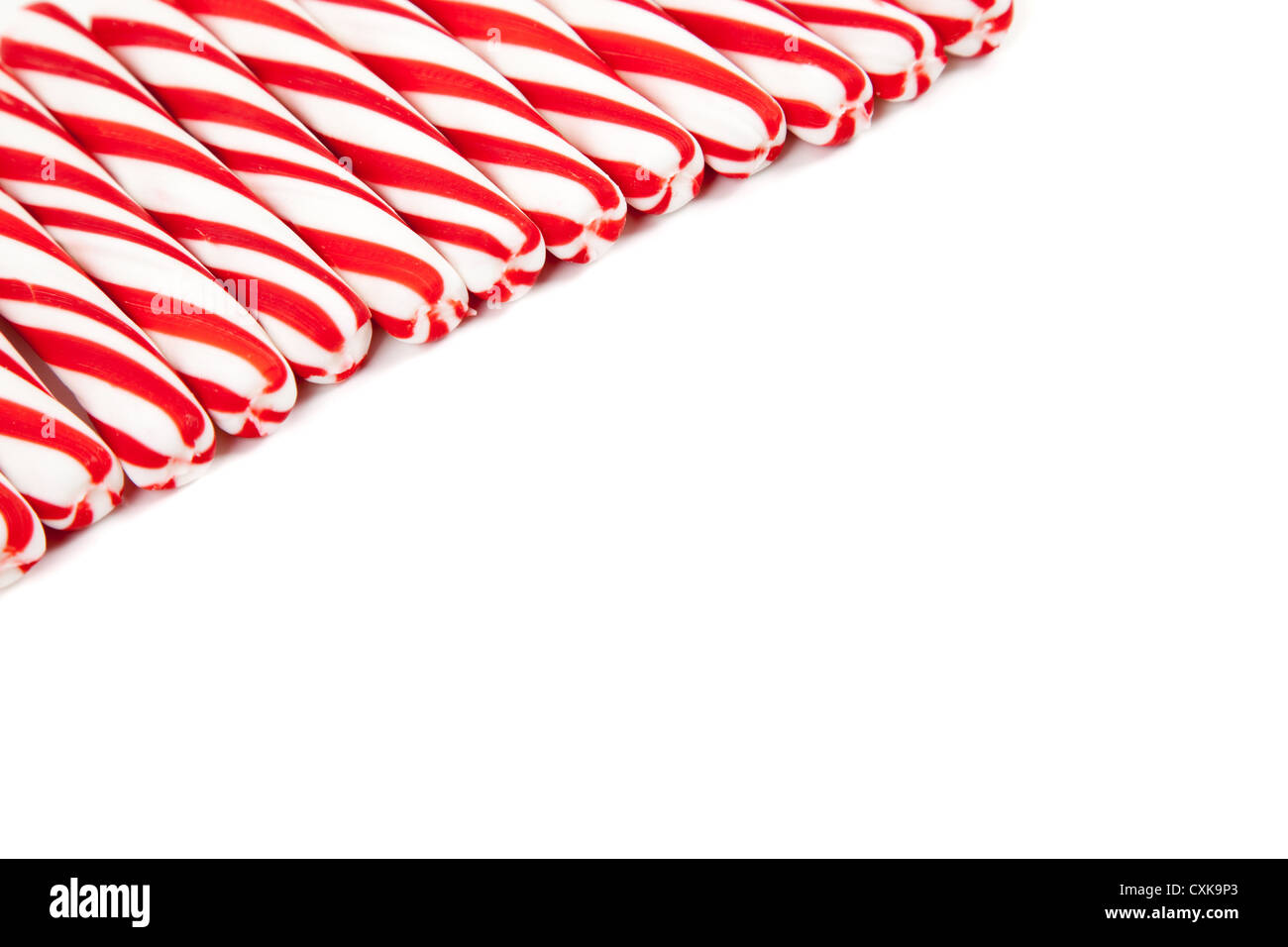 Rot-weiß gestreiften Zuckerstangen auf einem weißen Textfreiraum Stockfoto