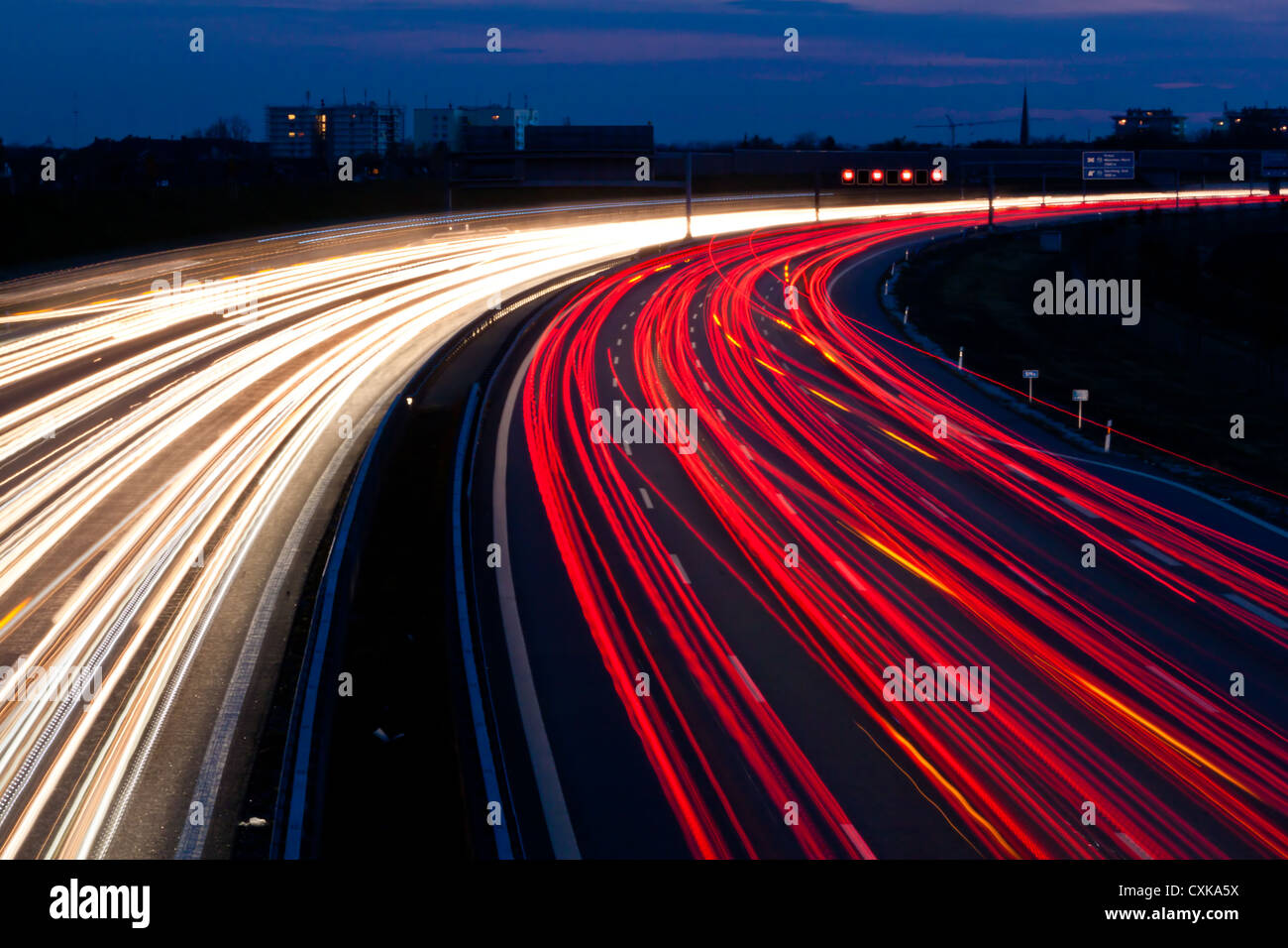 Autos waren in der Nacht auf der Autobahn Stockfoto