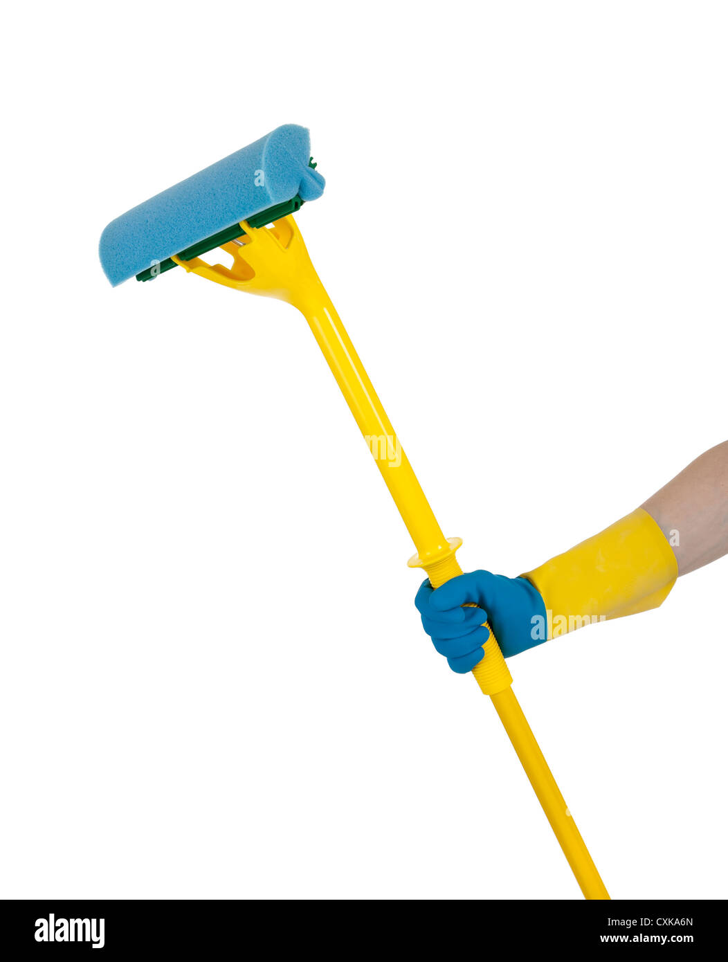 Blau und gelb Kautschuk behandschuhten Hand, die einen blauen und gelben Schwamm mop Stockfoto