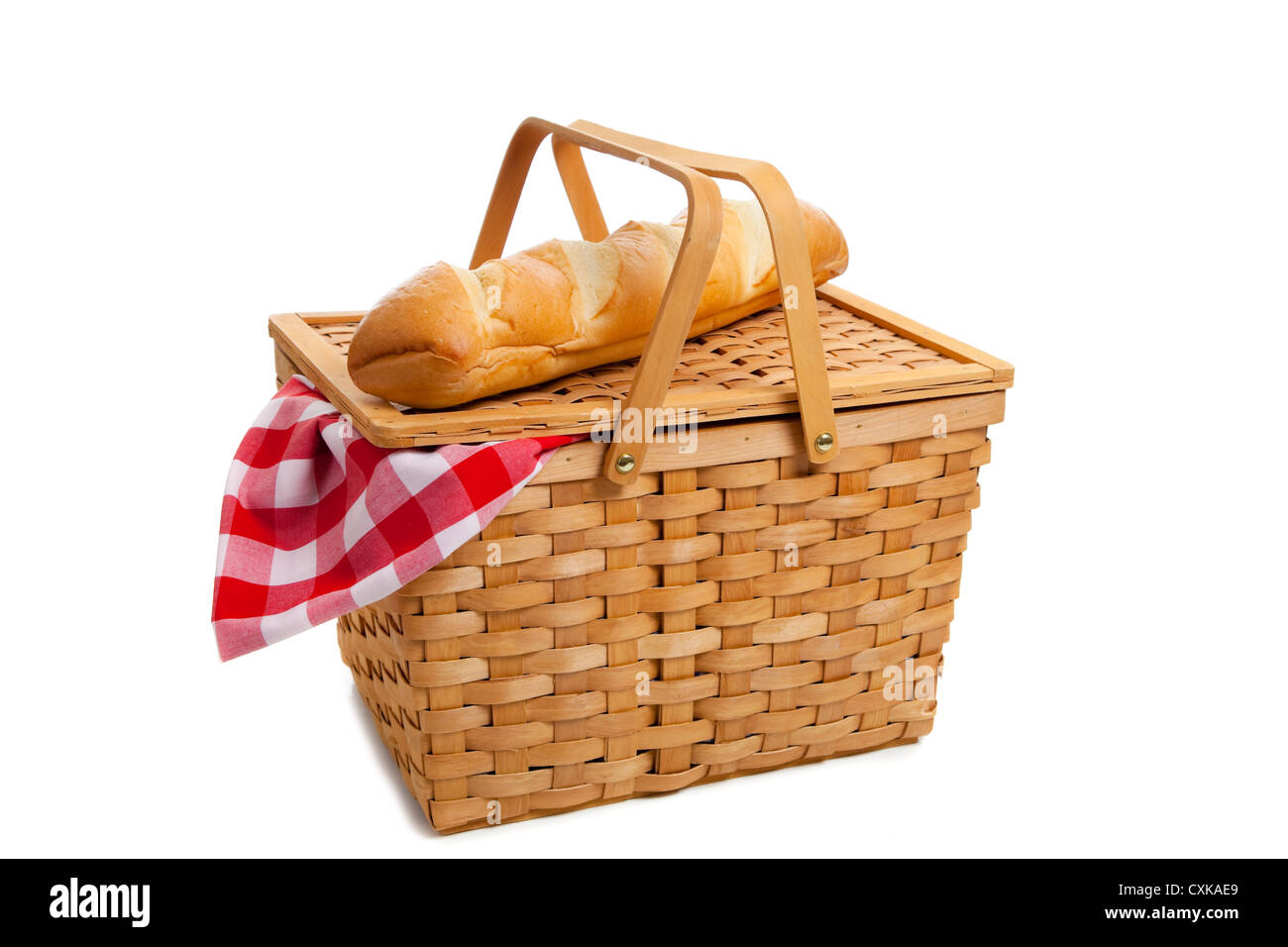 Ein Picknick Weidenkorb mit einem rot karierte Tischdecke und einen Laib Brot Französisch Stockfoto