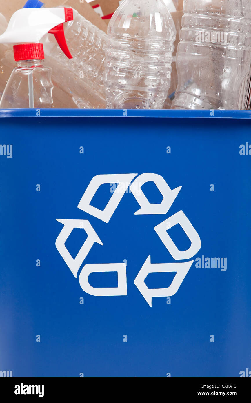 Blaue Recycling Behälter mit Kunststoff-Flaschen Stockfoto