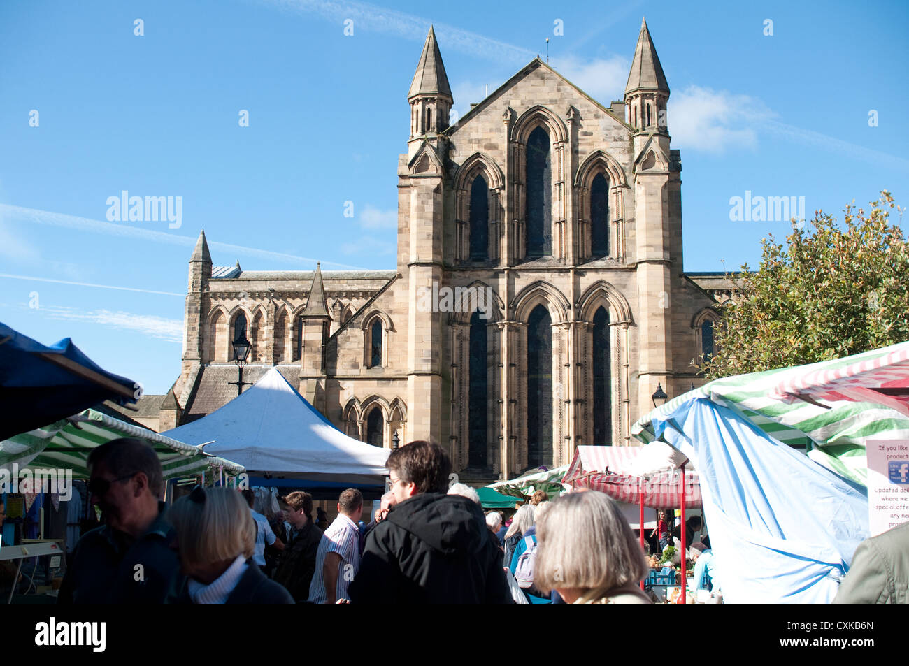 Hexham Abbey überragt die Hexham Farmers Market in Hexham, Northumberland, England. Stockfoto
