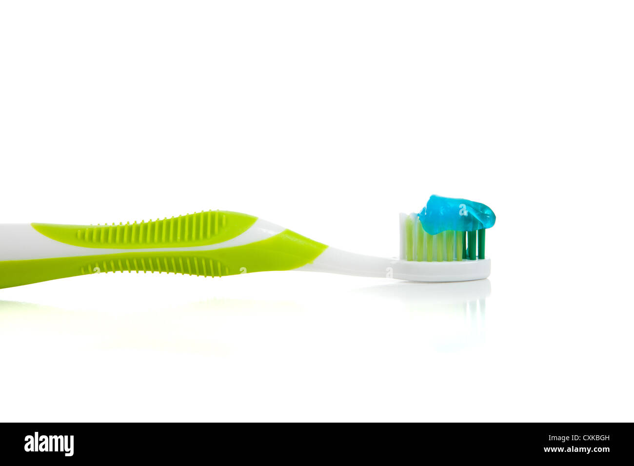 Eine grüne Zahnbürste mit Zahnpasta auf einem weißen Hintergrund Stockfoto