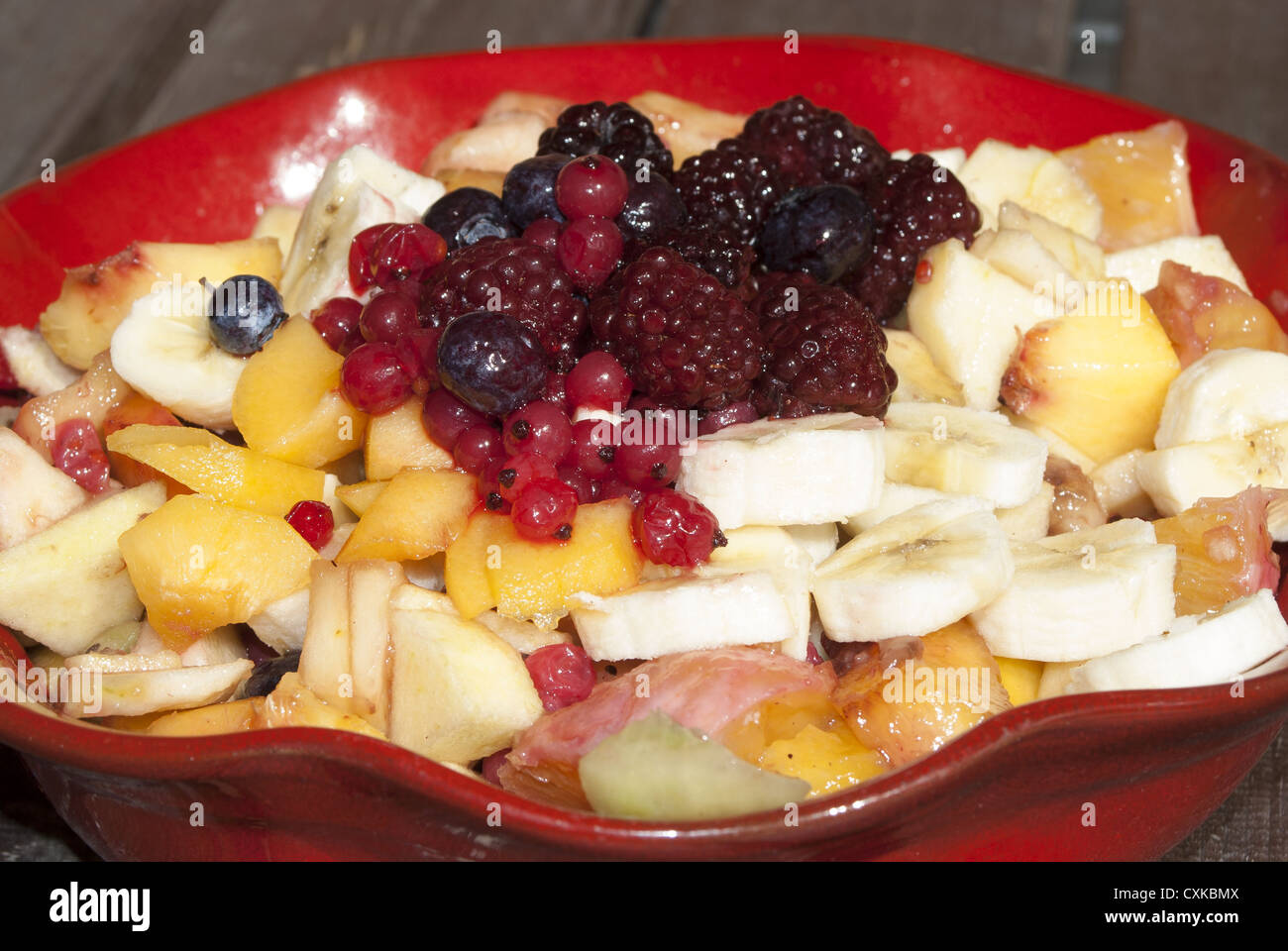 gesund essen: Obstsalat mit frischen Früchten Stockfoto