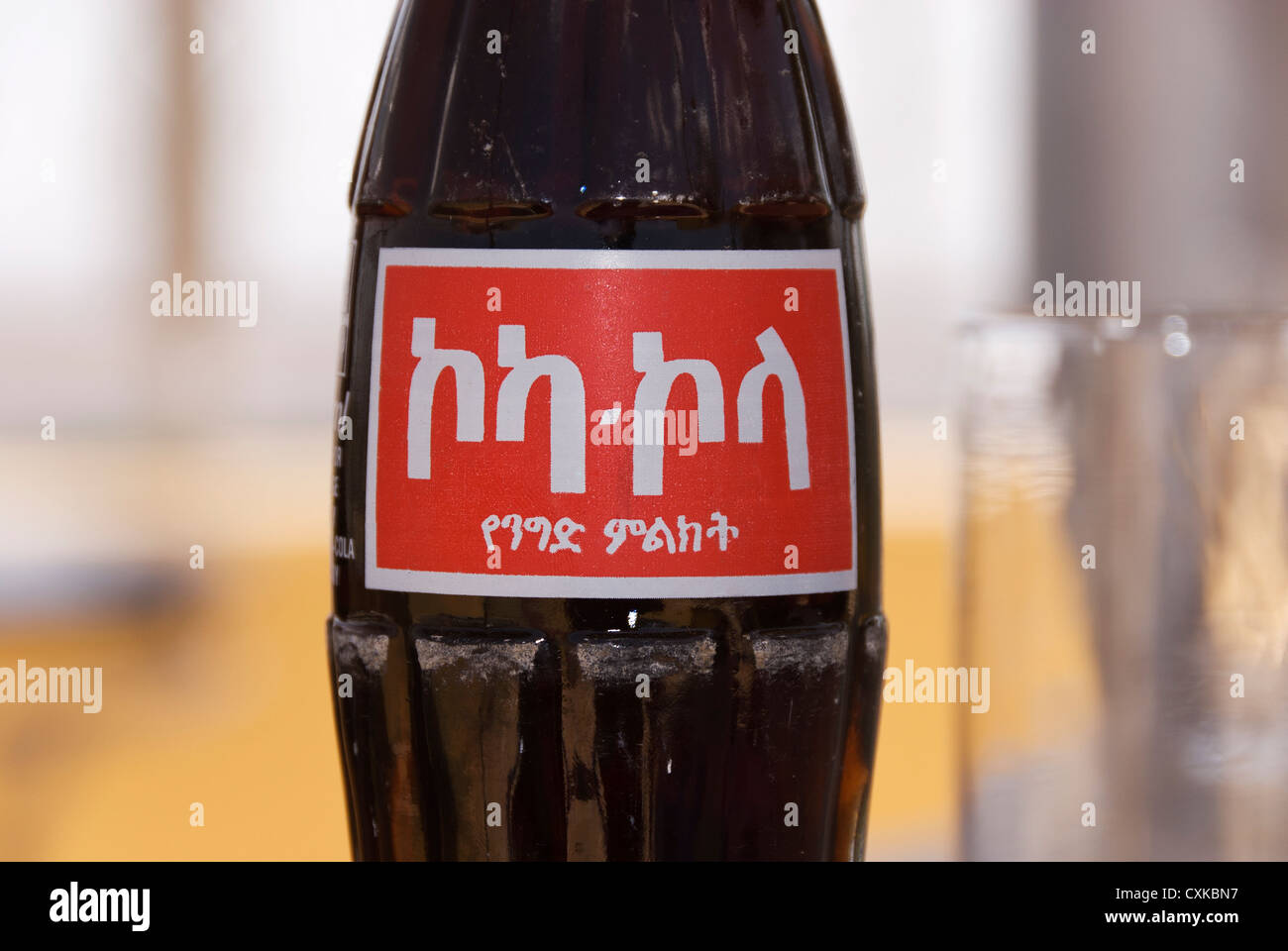 Elk200-1176 Äthiopien, Addis Abeba, Coca Cola-Flasche mit Amharisch-Skript Stockfoto