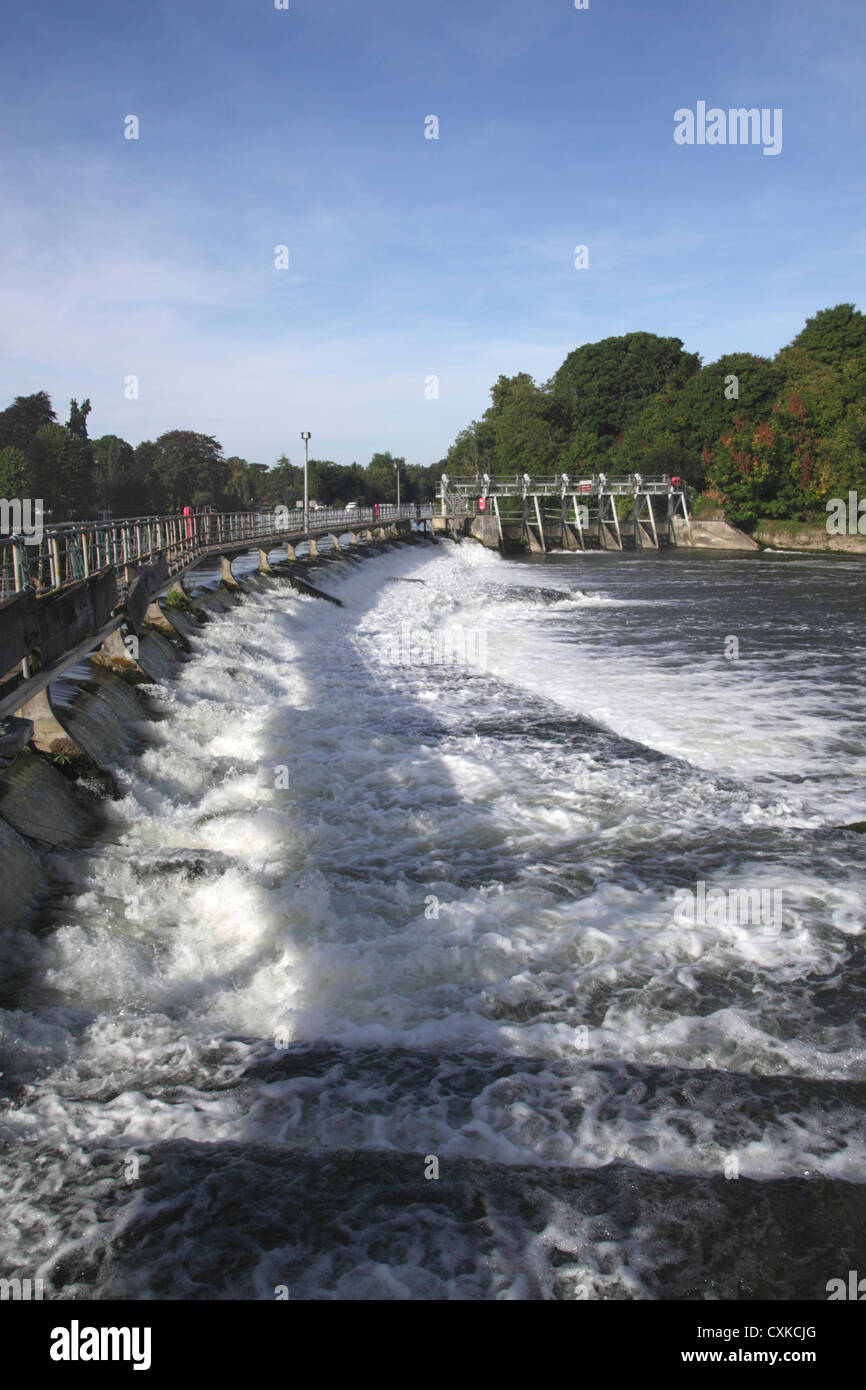 Die Boulter Weir Ray Mill Insel Maidenhead Stockfoto