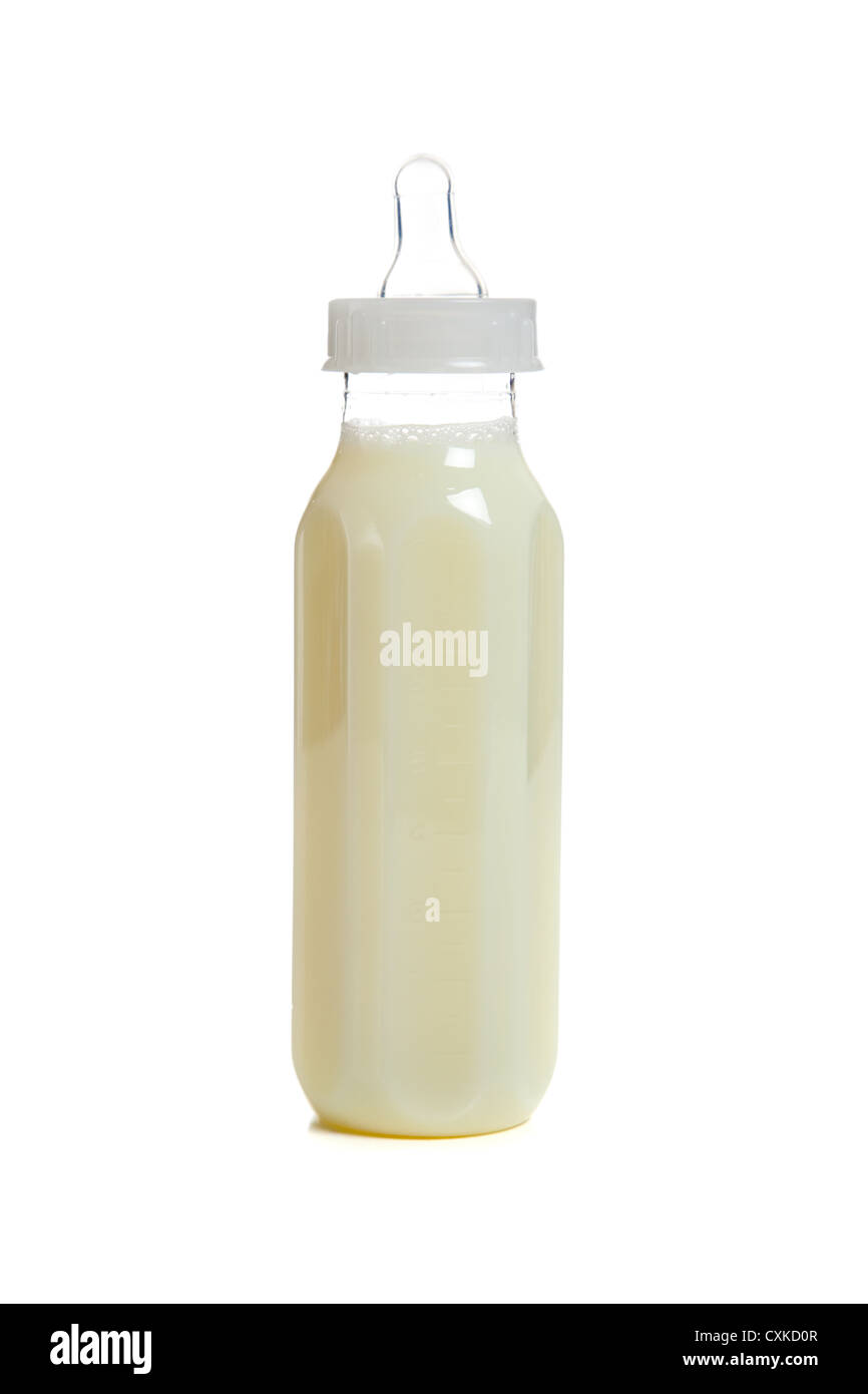 Baby-Flasche voll Milch auf weißem Hintergrund Stockfoto