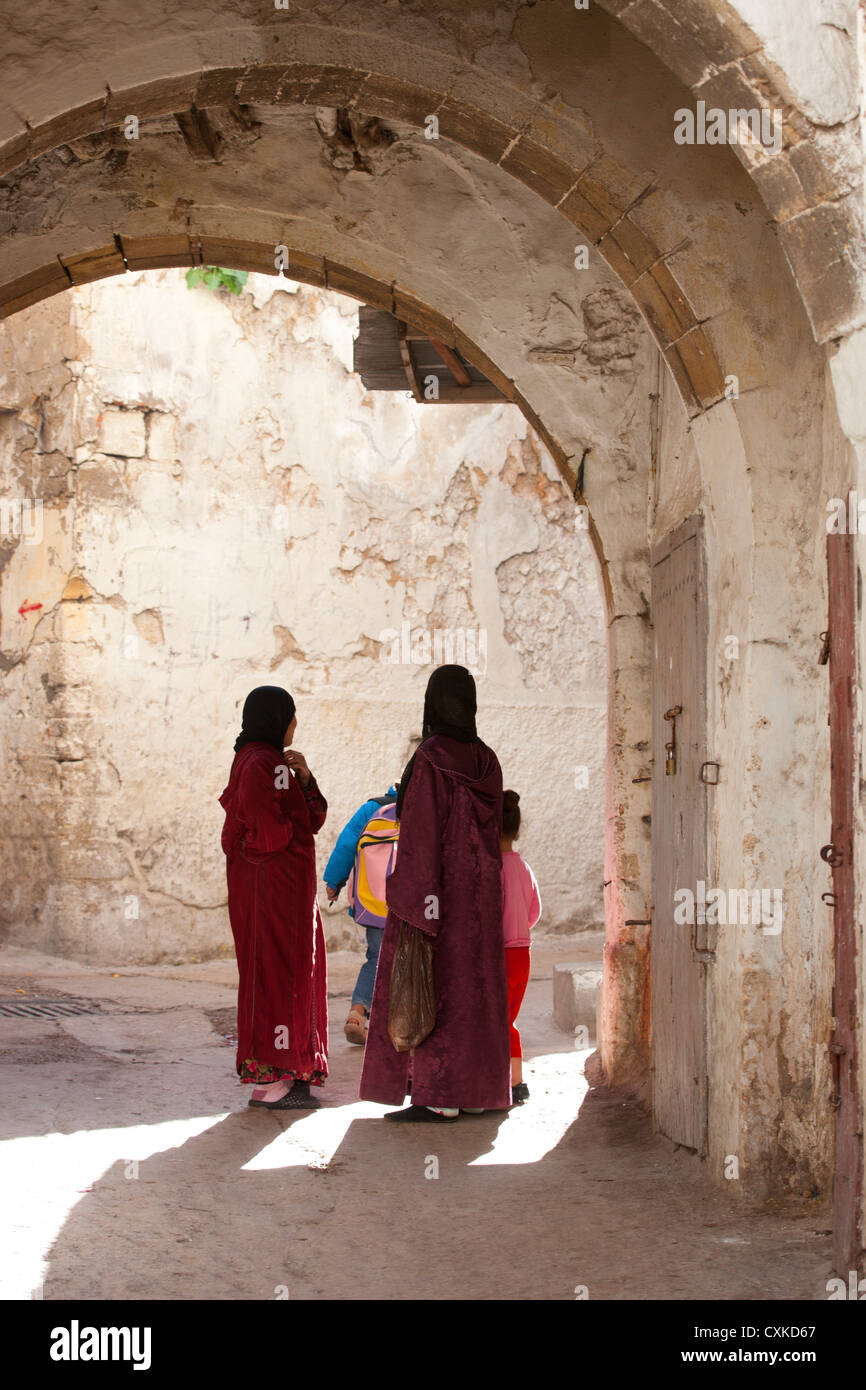 Marokkanische Frauen und Kinder in Bogen Weg, Safi, Marokko Stockfoto