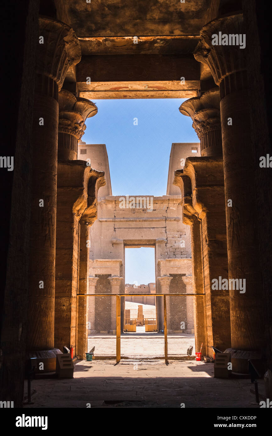 Horus Tempel in Edfu, ist eines der am meisten vollständig erhaltene ägyptische Tempel. Stockfoto