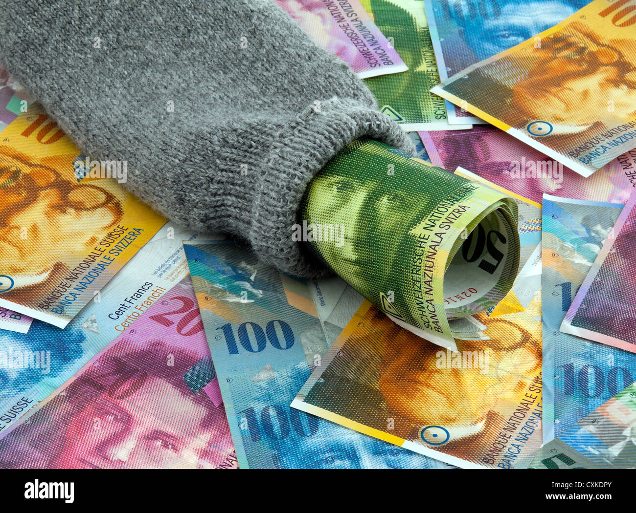 Socken mit Schweizer Geld sparen Stockfoto