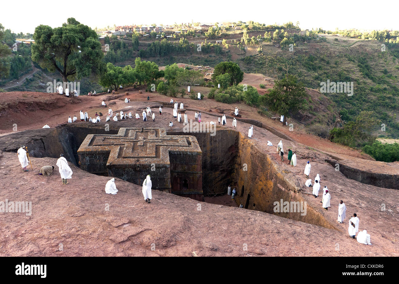 Elk200-3078 Äthiopien, Lalibela, Felsen, 12.-13. c, Bet Giyorgis, Anbeter rund Kirche Kirche geschnitten Stockfoto