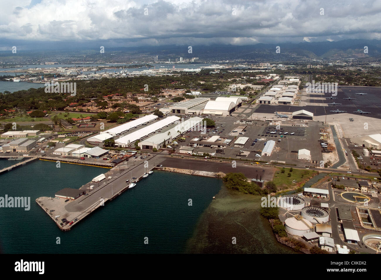 Elk284-1013 Hawaii, Oahu, Honolulu, Pearl Harbor Blick aus der Luft Stockfoto