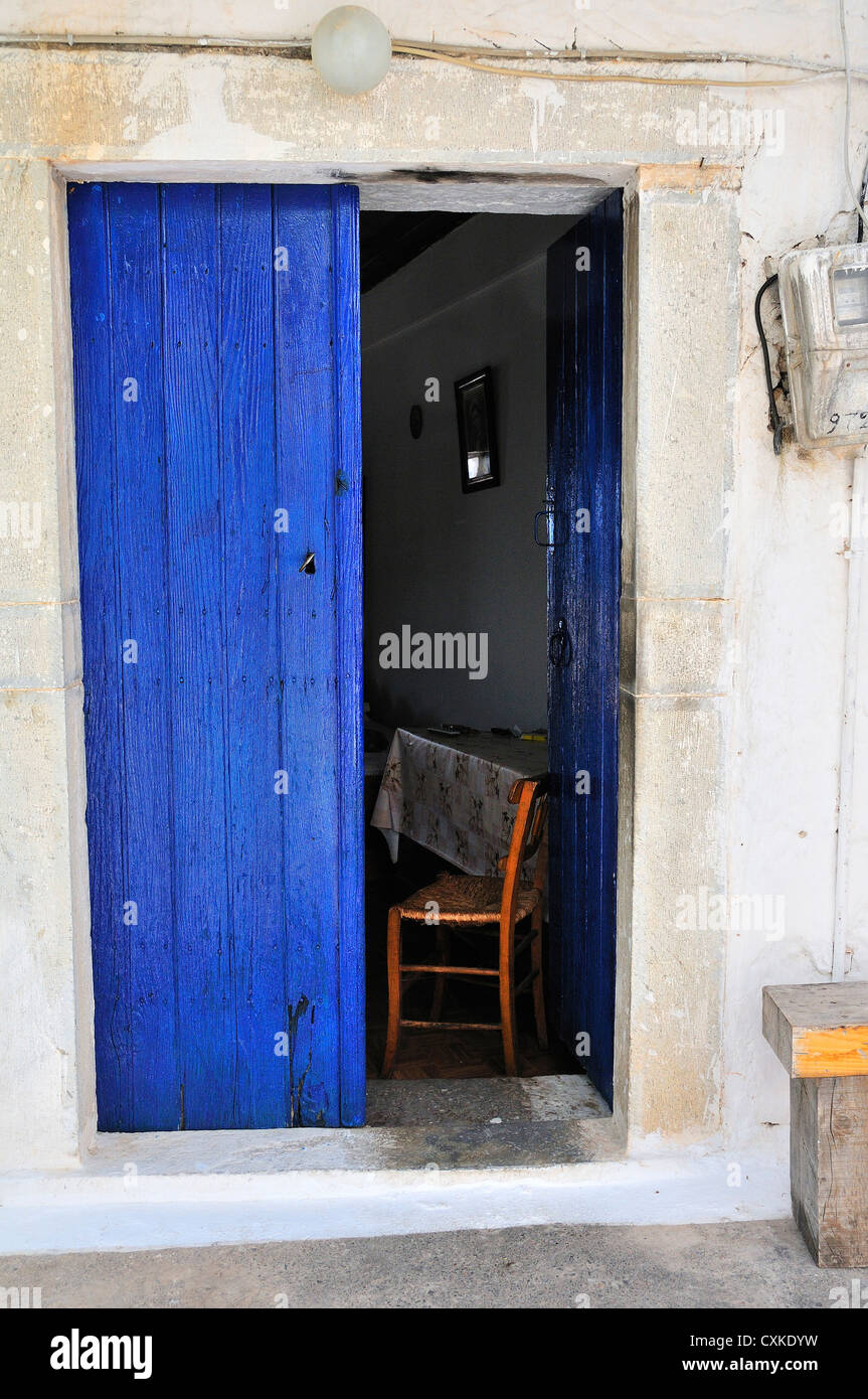 Ein altes Haus in einer alten Straße auf dem Hügel oben Dorf Epáno Elounda oben Elounda. Kreta, Griechenland Stockfoto