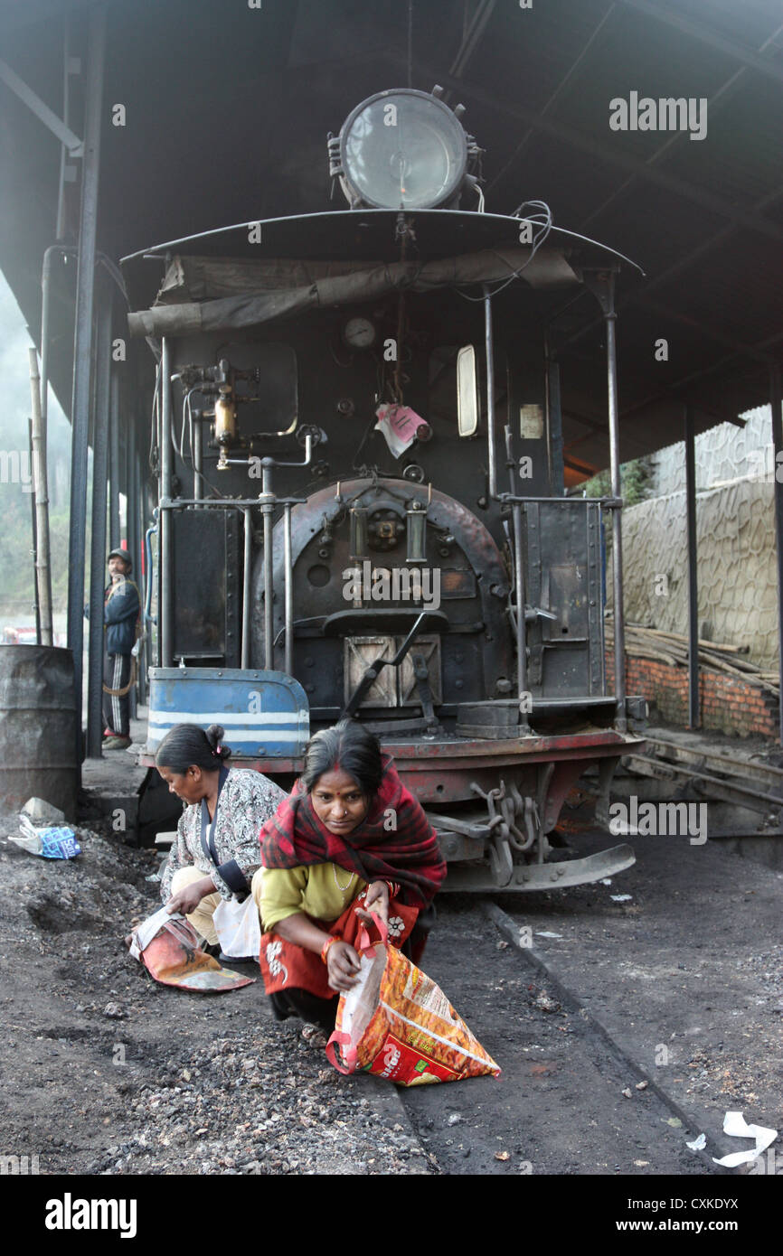 Frauen, die Nahrungssuche für die Brocken Kohle am Motor Schuppen Darjeeling Indien Stockfoto