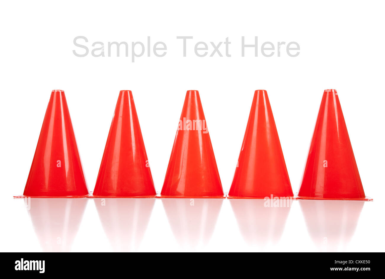 Reihe von orange Sicherheit Zapfen auf weißem Hintergrund mit Textfreiraum Stockfoto