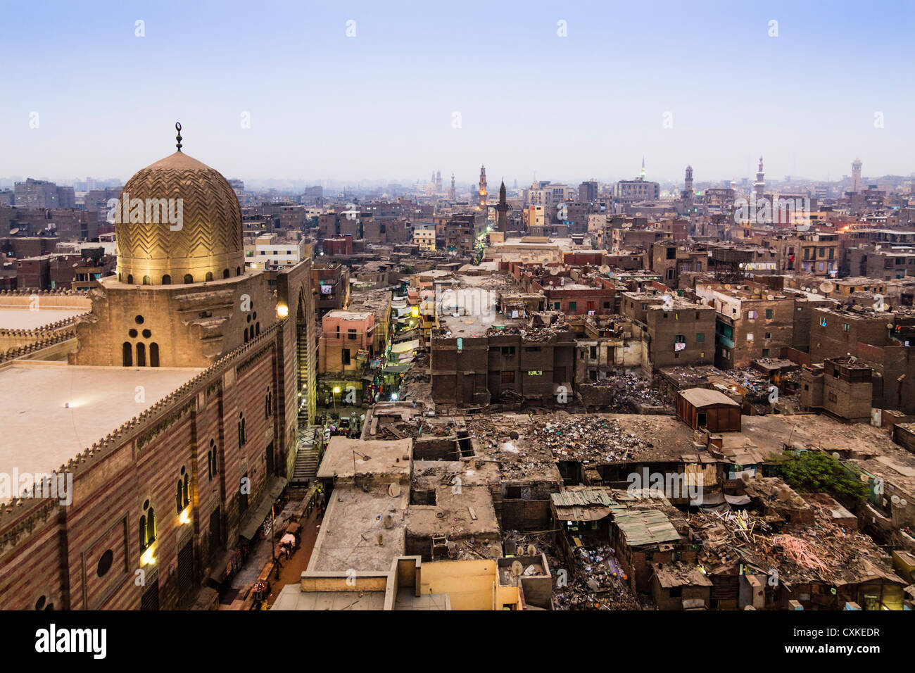 Überblick über das islamische Kairo mit Moschee von Sultan al-Muayyad und baufälligen Dach Gebäude. Kairo, Ägypten Stockfoto
