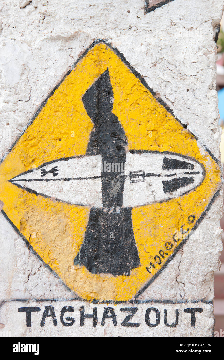 Surf-Schild an Wand in Taghazout, Marokko gemalt Stockfoto