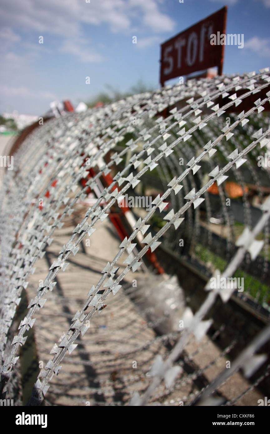 Stacheldraht Barrikade bei Armee-Checkpoint. Kathmandu, Nepal Stockfoto