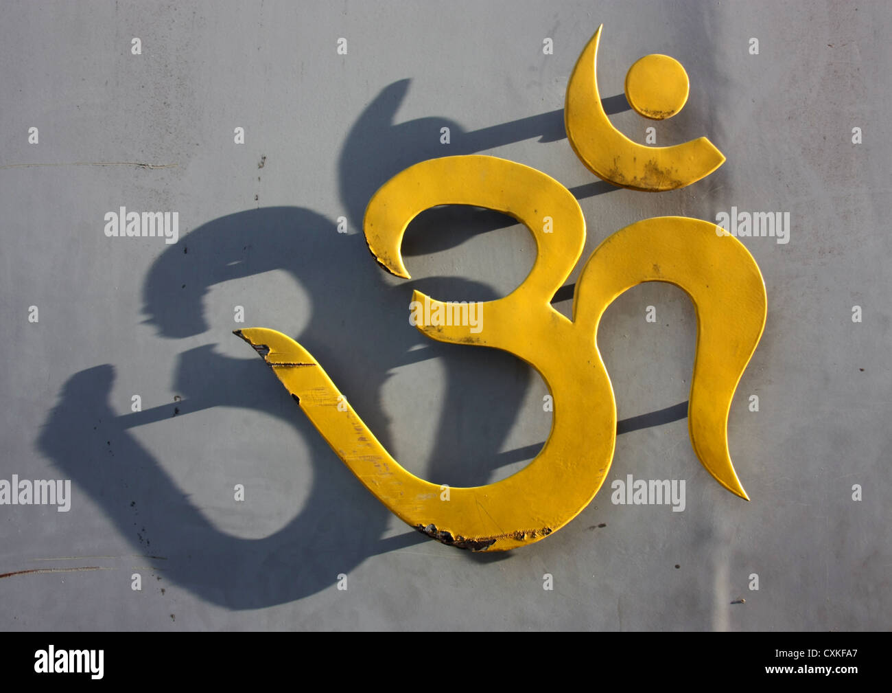 OM Symbol (eine mystische Sanskrit Klang der hinduistischen Ursprungs) auf Stahltor Kathmandu-Nepal Stockfoto