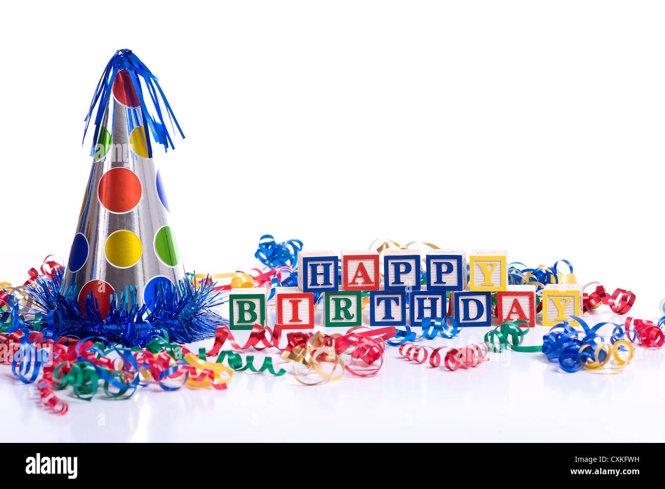 Happy Birthday' Blöcke auf einem weißen Hintergrund mit Textfreiraum,  einschließlich einen Partyhut und Luftschlangen Stockfotografie - Alamy