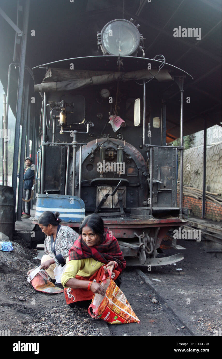 Frauen, die Nahrungssuche für die Brocken Kohle am Motor Schuppen Darjeeling Indien Stockfoto