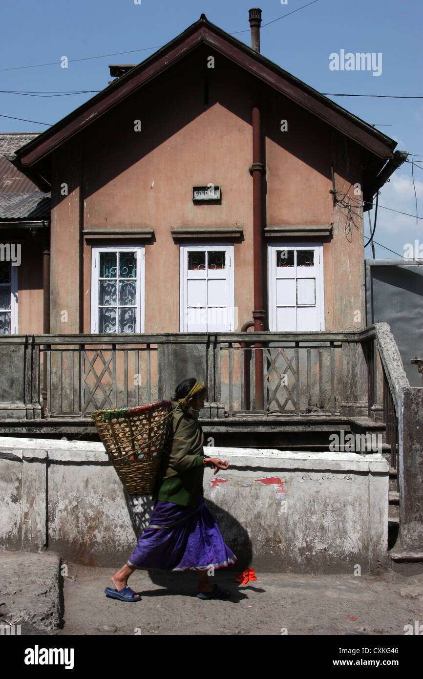 Alte Frauen, die die Kohle Fetzen Darjeeling Indien Stockfoto