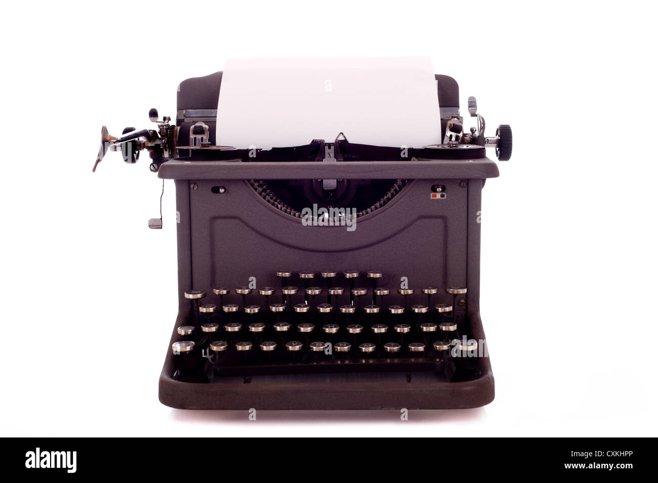 Vintage, antike Schreibmaschine auf weißem Hintergrund mit Textfreiraum. Stockfoto