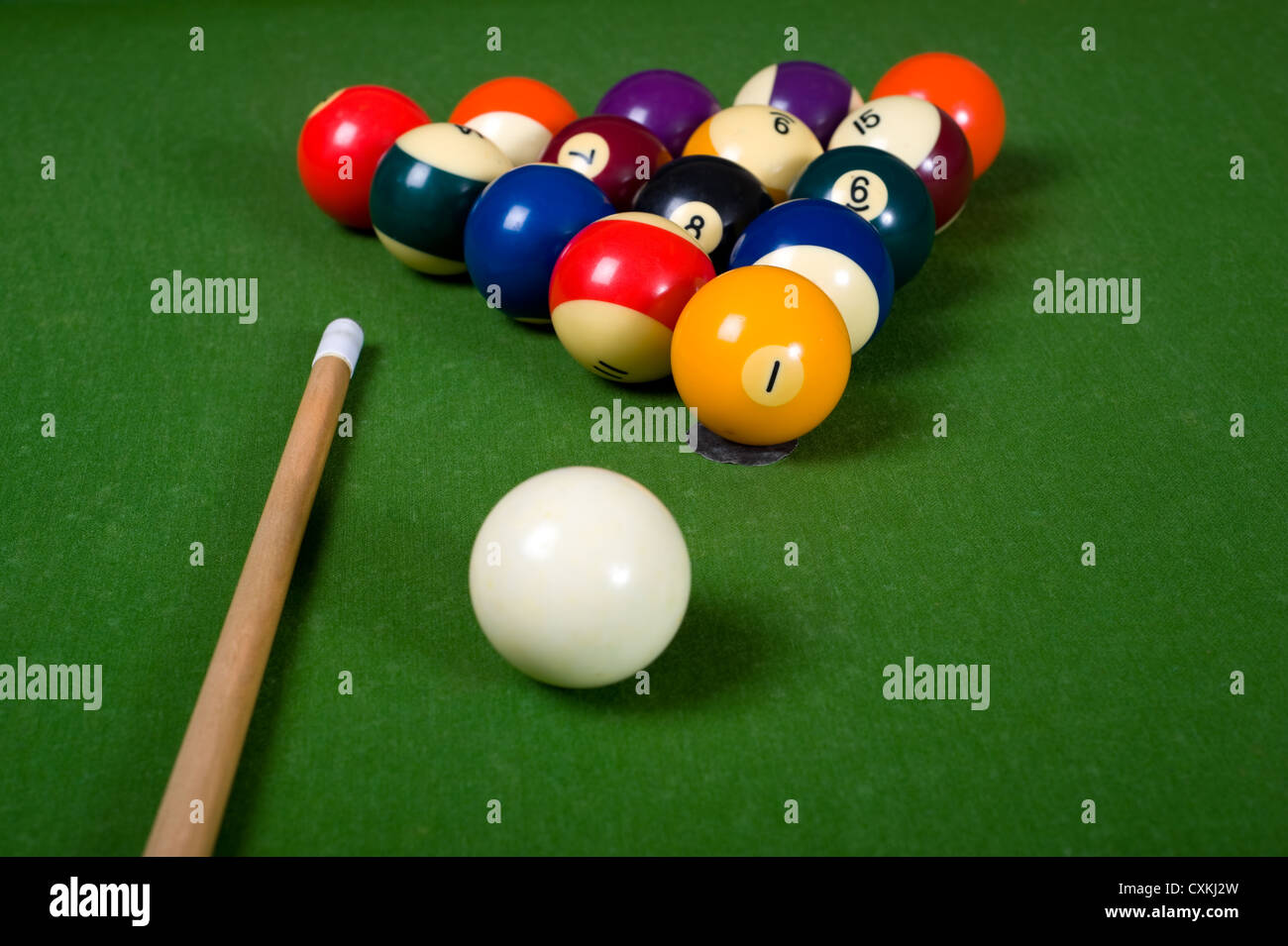 Eine Reihe von Billard oder Pool Kugeln auf einem grünen Filz Tisch mit Textfreiraum Stockfoto