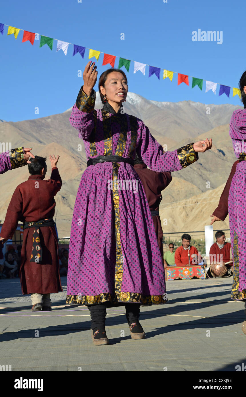 Indien, Ladakh, Leh, tibetischen Zeremonie in Shanti Stupa mit tibetischen Mönchen und tibetische traditionelle Tänze Stockfoto