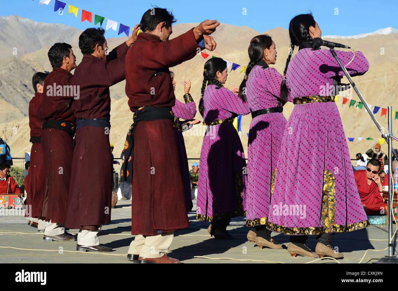 Indien, Ladakh, Leh, tibetischen Zeremonie in Shanti Stupa mit tibetischen Mönchen und tibetische traditionelle Tänze Stockfoto