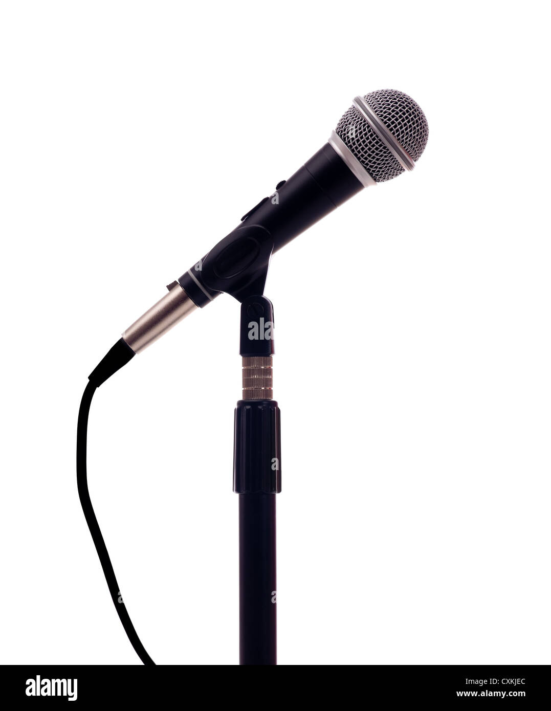 Ein Mikrofon auf einem weißen Hintergrund mit Textfreiraum Stockfoto