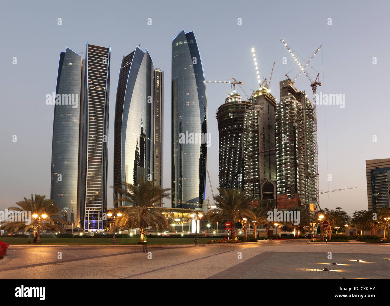 Wolkenkratzer in Abu Dhabi in der Abenddämmerung, Vereinigte Arabische Emirate Stockfoto
