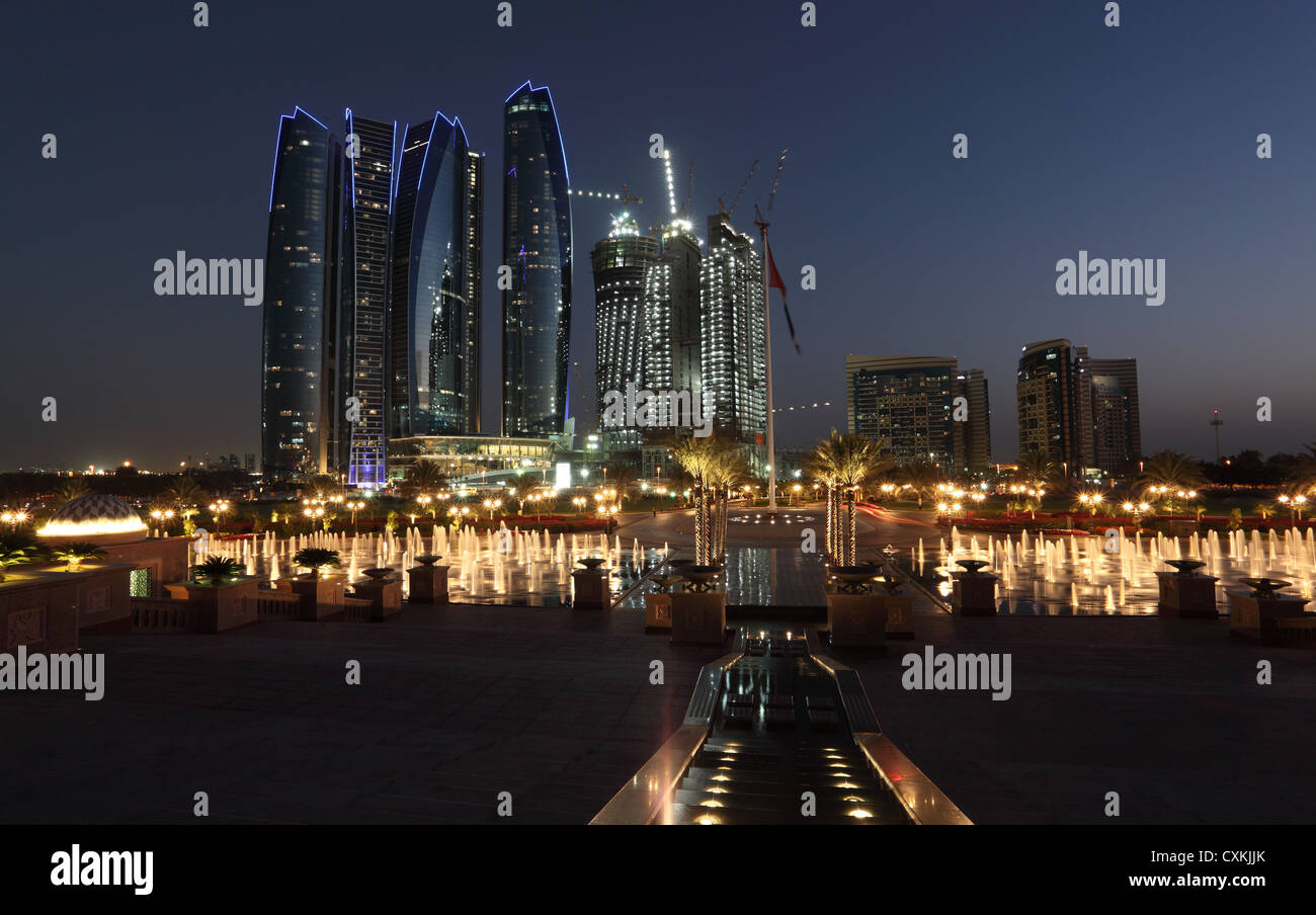 Wolkenkratzer in Abu Dhabi in der Abenddämmerung, Vereinigte Arabische Emirate Stockfoto