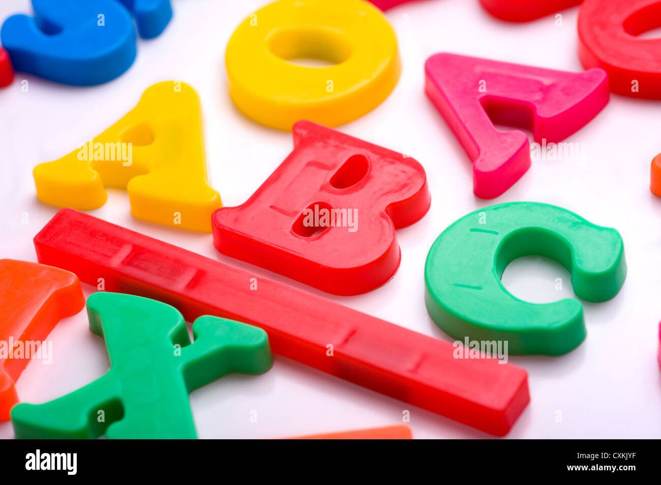 Bunte Kunststoff Buchstaben auf einem weißen Hintergrund - Alphabet Buchstaben Stockfoto