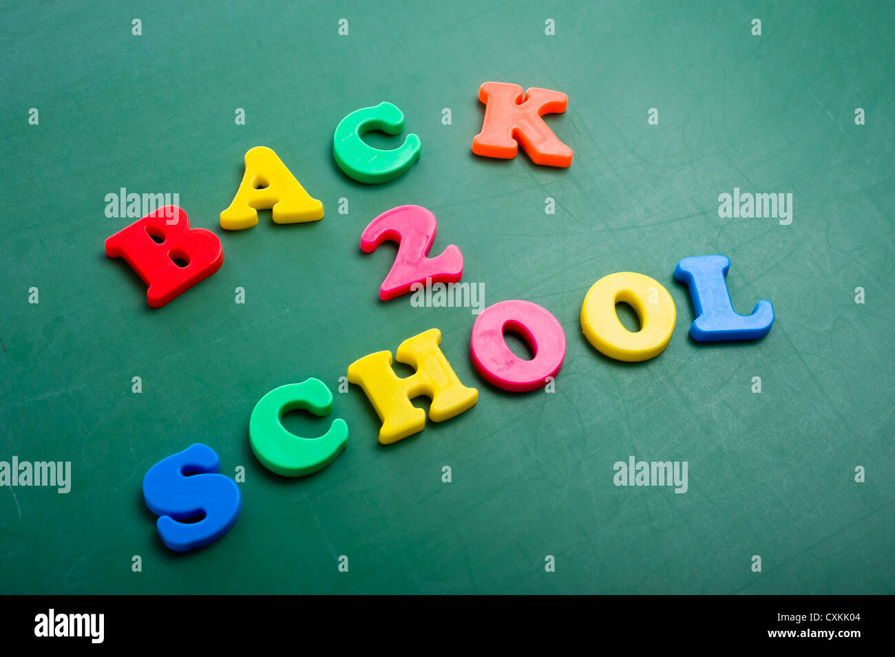 Magnetische Buchstaben auf eine grüne Tafel buchstabieren Back to School Stockfoto