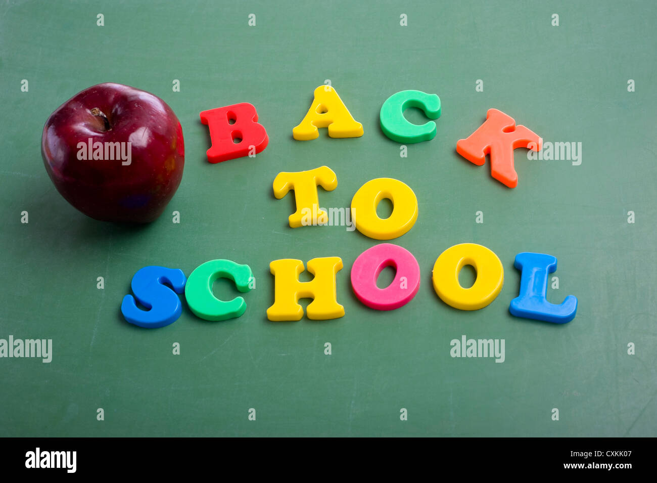 Magnetische Buchstaben auf eine grüne Tafel buchstabieren Back to School mit Ann Apfel Stockfoto