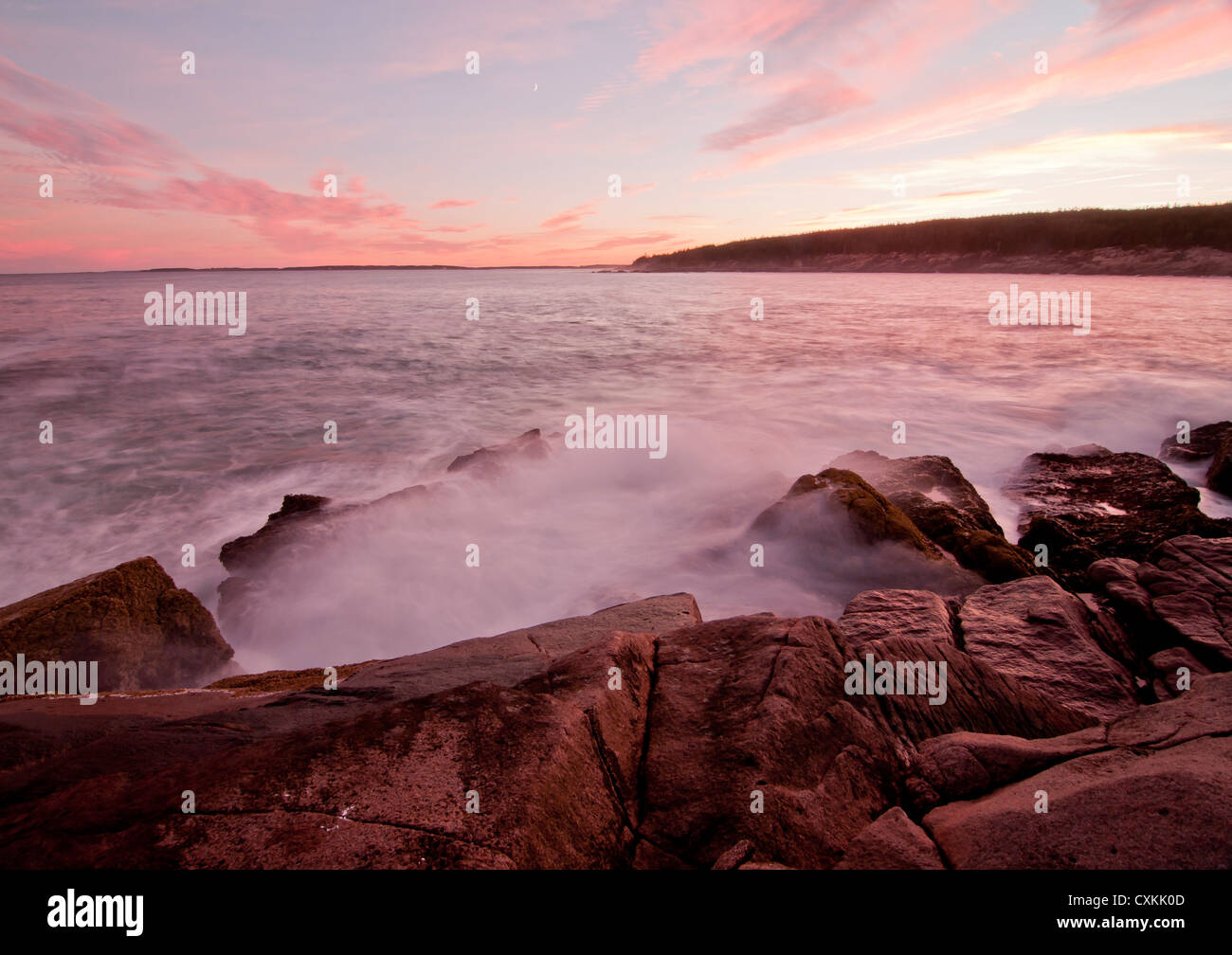 Verschwommen Wellen und schönen Sonnenuntergang über Otter Cove im Acadia National park Stockfoto