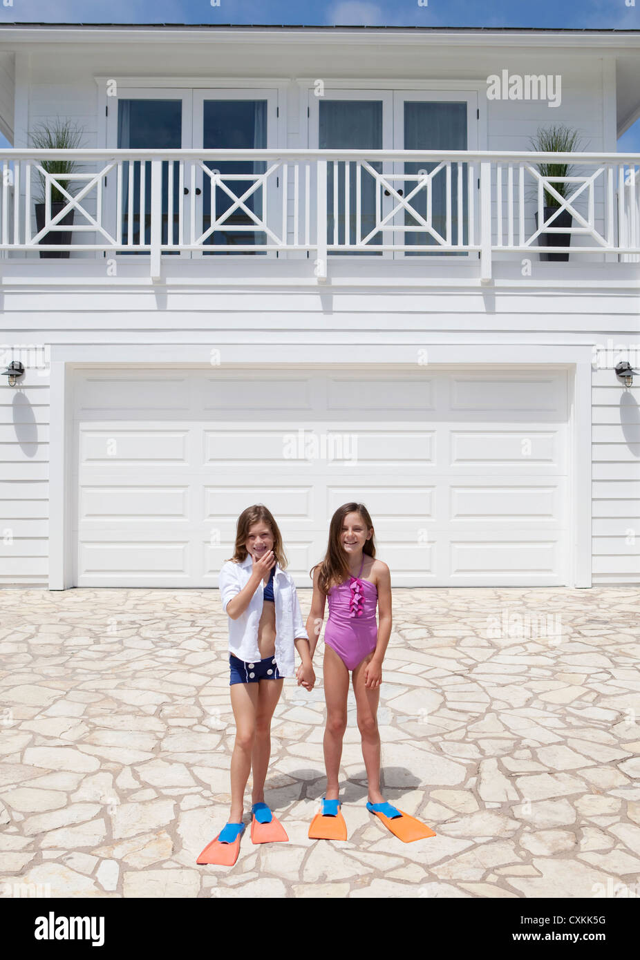 Mädchen in flossen vor Haus Stockfoto