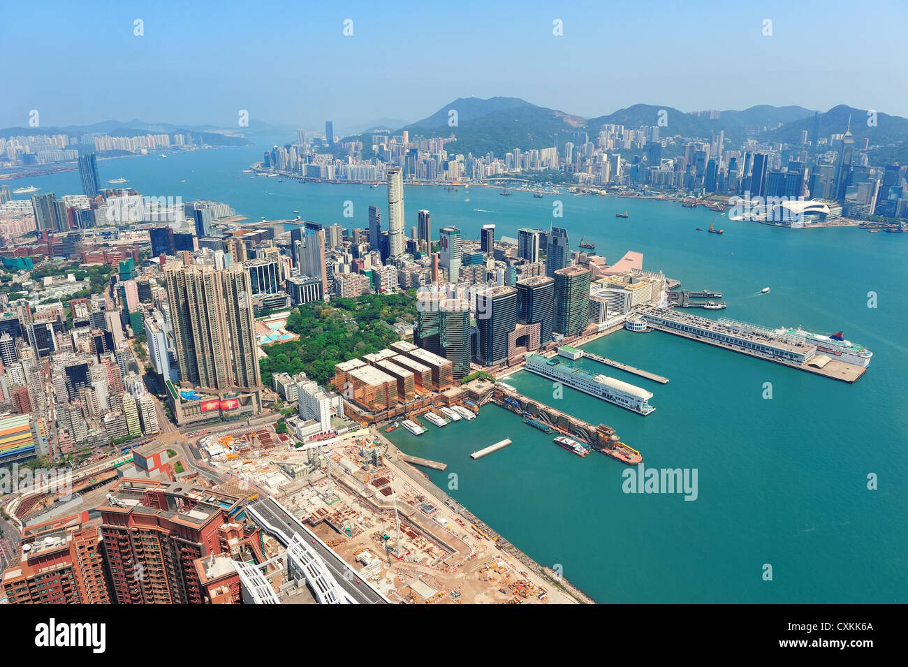 Hong Kong Luftbild Panorama mit städtischen Wolkenkratzern und Meer. Stockfoto