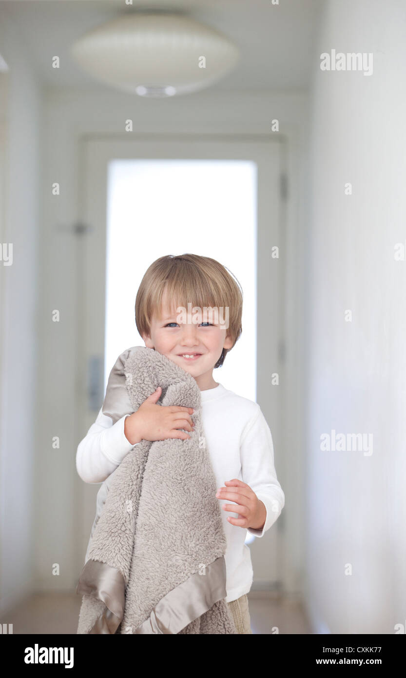 Junge mit Decke im Flur Stockfoto