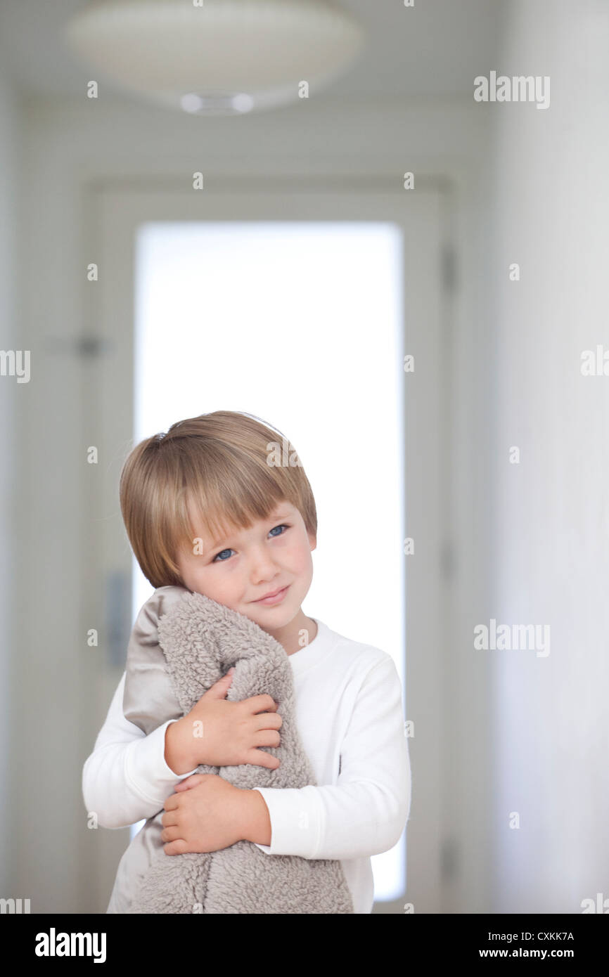 Junge mit Decke im Flur Stockfoto
