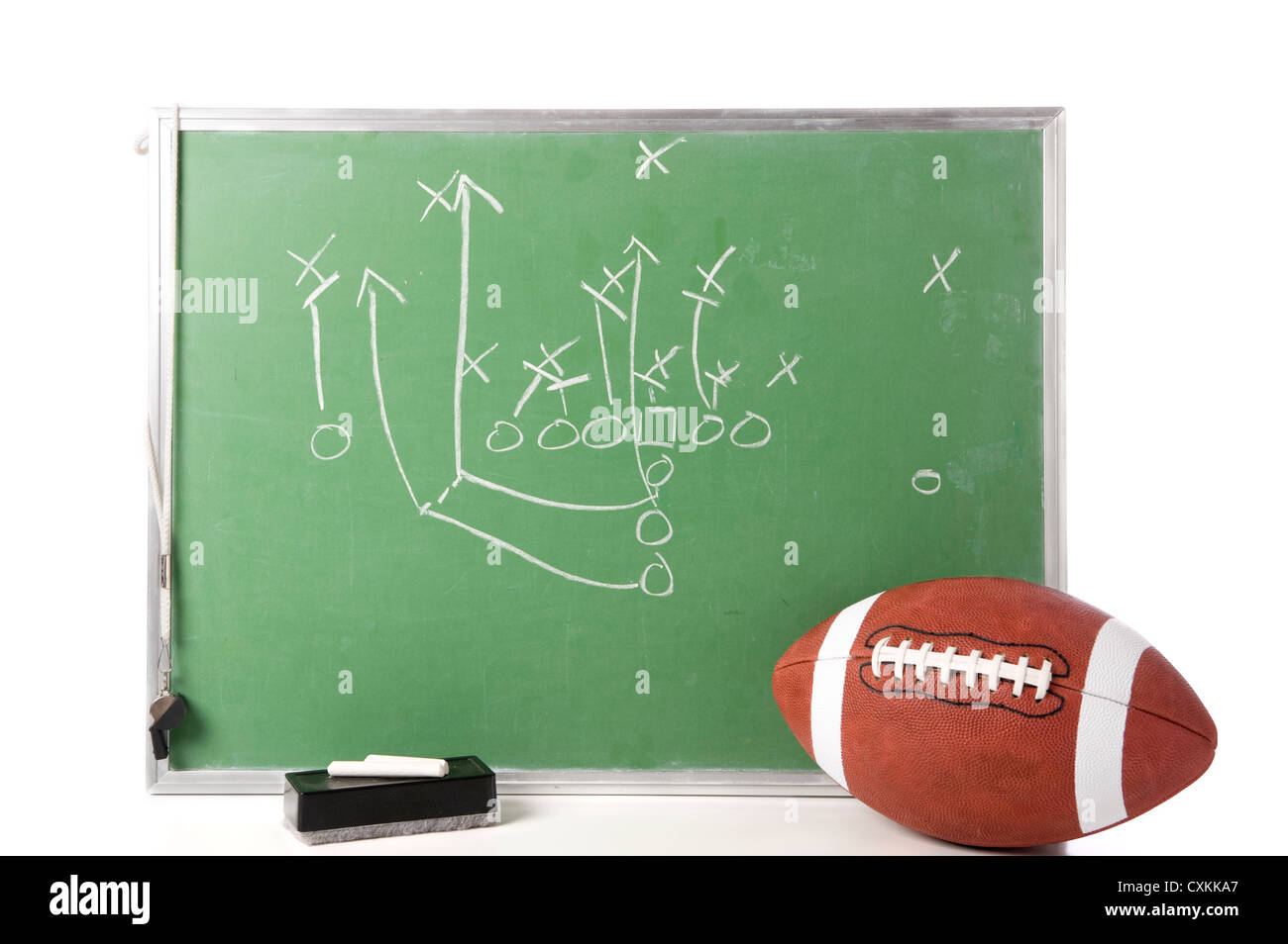 Ein Diagramm von einem Fußball spielen auf einer Kreidetafel mit Fußball, Kreide, Radiergummi Ane eine Pfeife Stockfoto