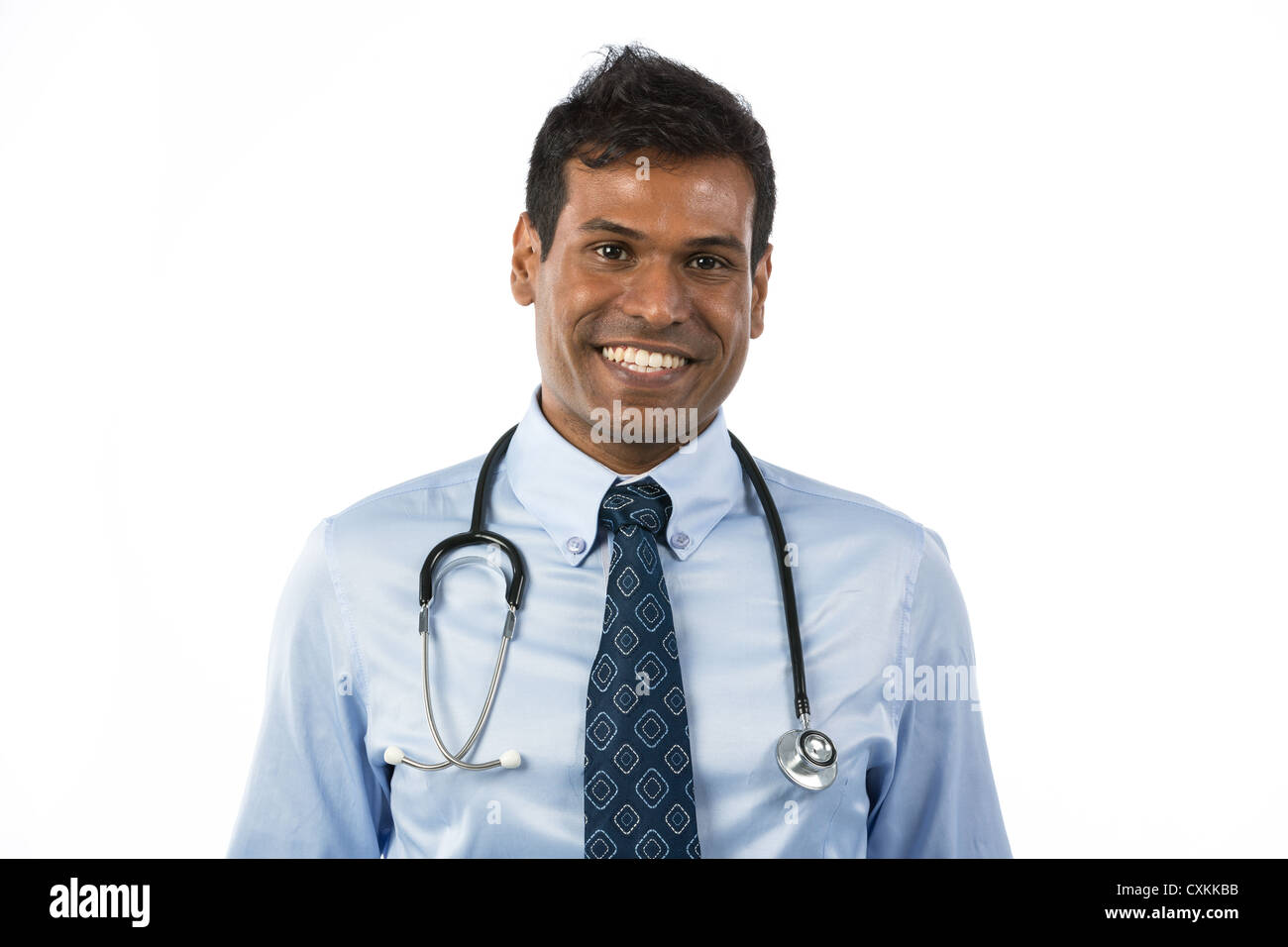 Indischer Arzt für Allgemeinmedizin oder GP. Isoliert auf weißem Hintergrund. Stockfoto