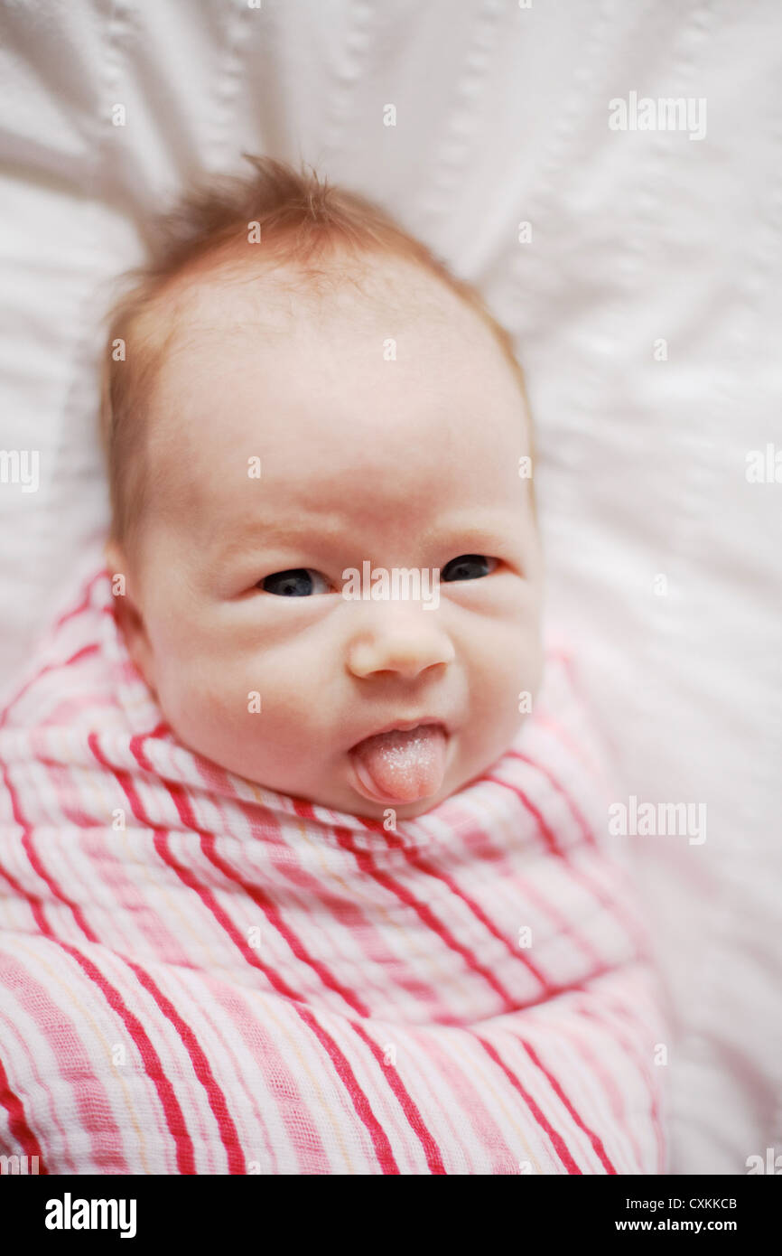Baby Streckt Zunge Raus 6 Monate Baby mit der zunge heraus -Fotos und -Bildmaterial in hoher Auflösung
