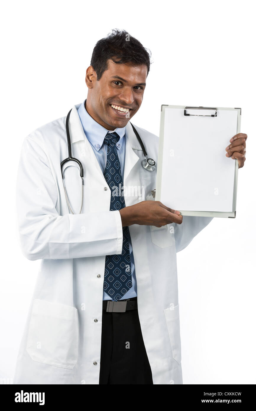 Glücklich indischen männlichen Arzt zeigt eine Zwischenablage. Auf einem weißen Hintergrund isoliert Stockfoto