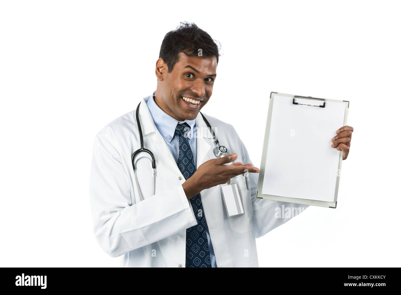 Glücklich indischen männlichen Arzt zeigt eine Zwischenablage. Auf einem weißen Hintergrund isoliert Stockfoto